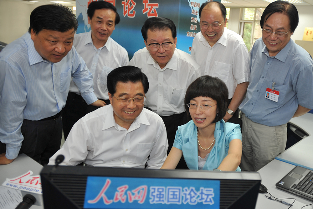2008年6月20日，胡錦濤同志考察人民日報(bào)社時(shí)，通過人民網(wǎng)強(qiáng)國論壇同網(wǎng)民在線交流。