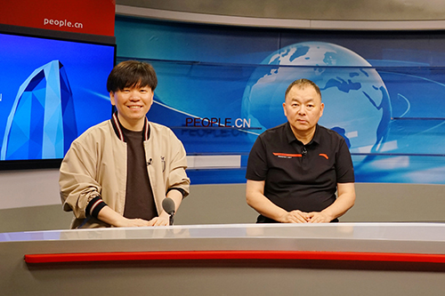 電影頻道節(jié)目中心副總編輯王平久（右）、音樂制作人常石磊（左）做客人民網(wǎng)。人民網(wǎng)記者 皇甫萬里 攝