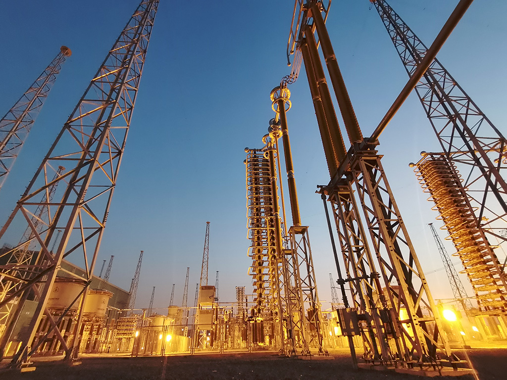 ±660kV巴基斯坦默蒂亞里-拉合爾（默拉）直流輸電項(xiàng)目拉合換流站夜景。（國(guó)家電網(wǎng)供圖）