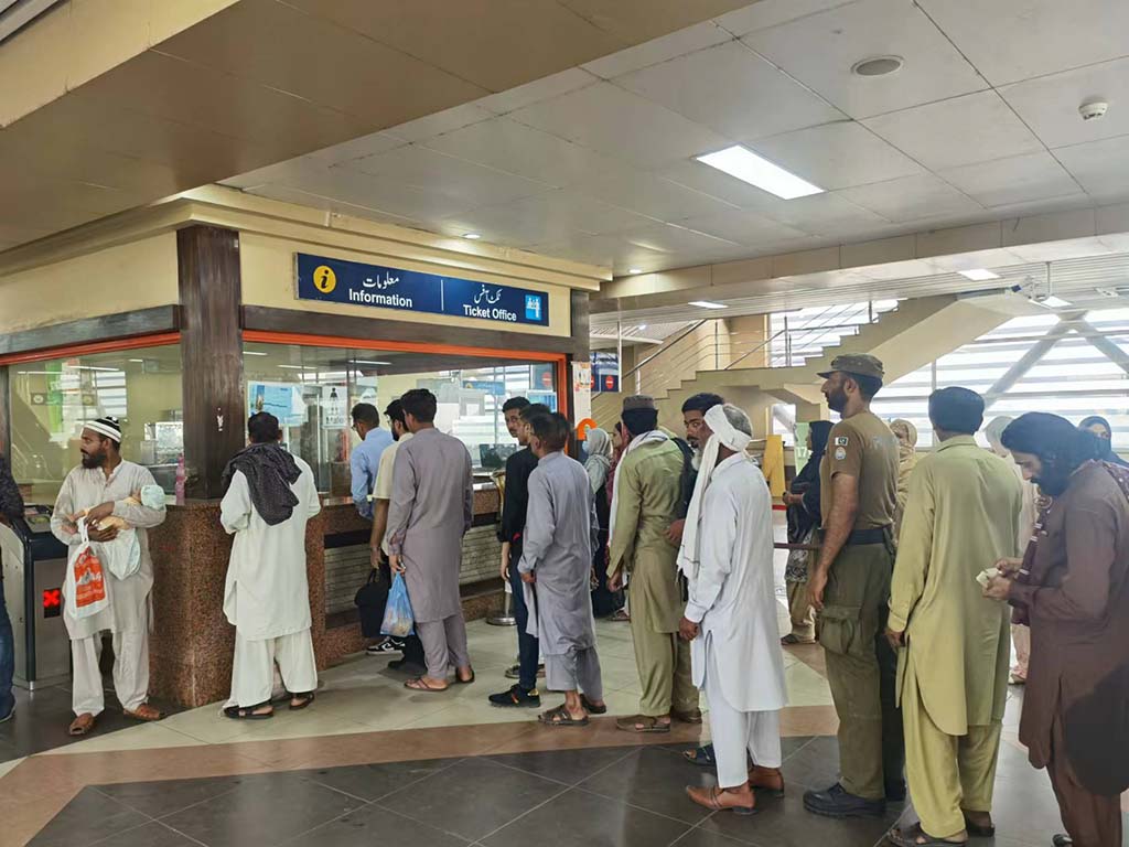 當(dāng)?shù)孛癖娫诶蠣柍染€地鐵里排隊購票。（人民網(wǎng)記者 石晶攝）