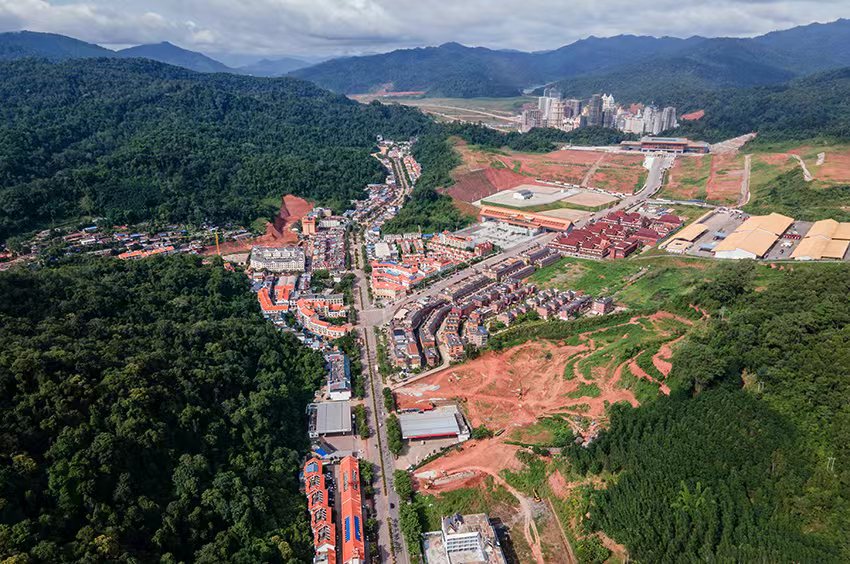 磨憨口岸俯瞰，右前方高層白色建筑群為老撾境內(nèi)。人民網(wǎng)記者 符皓攝