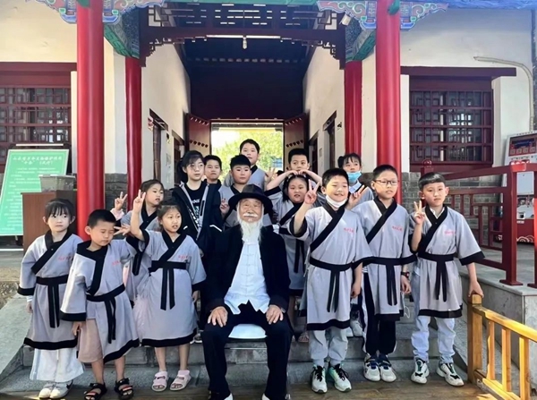 聽孔廟歷史見證人——白胡子爺爺講述臨沂城過去的故事。臨沂市博物館供圖